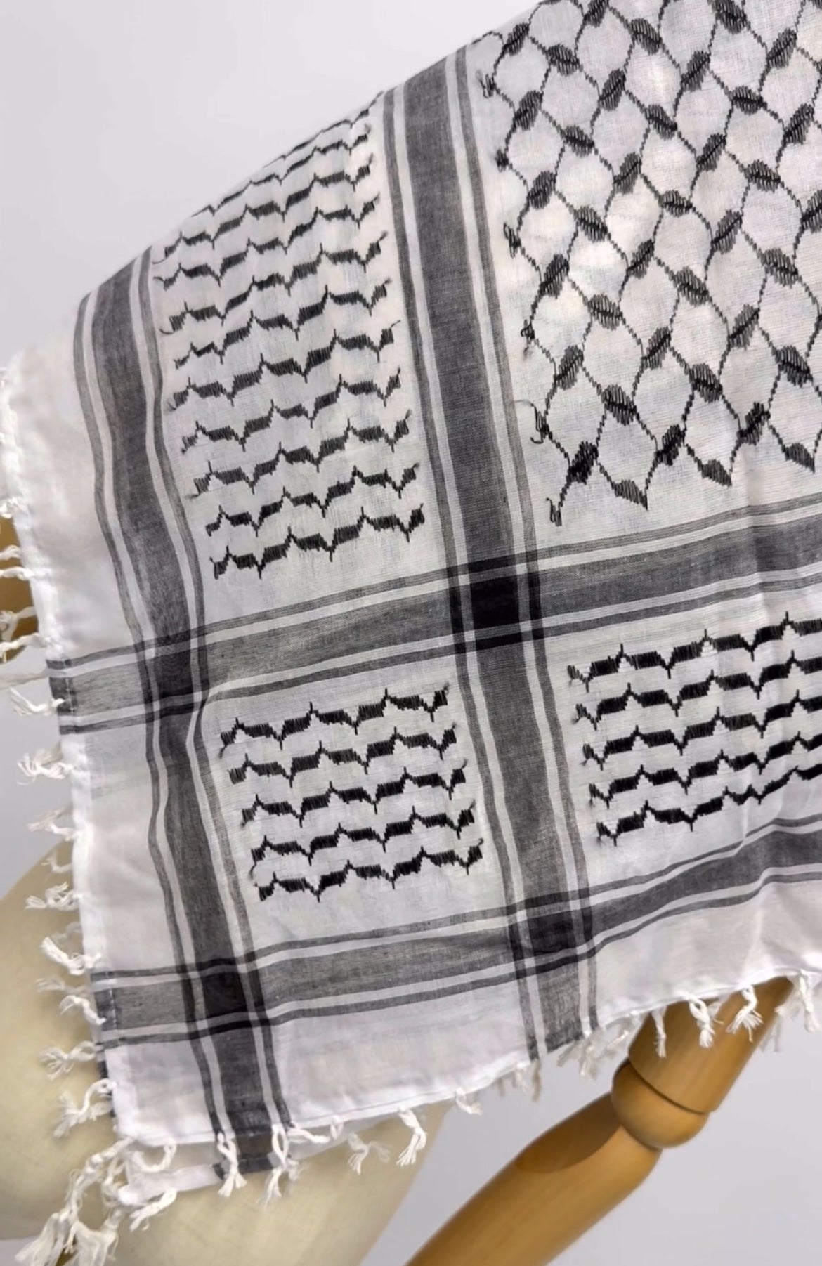 Kufiya/Keffiyeh com Pequenas Barbatanas Preto-Branco 127x127 cm