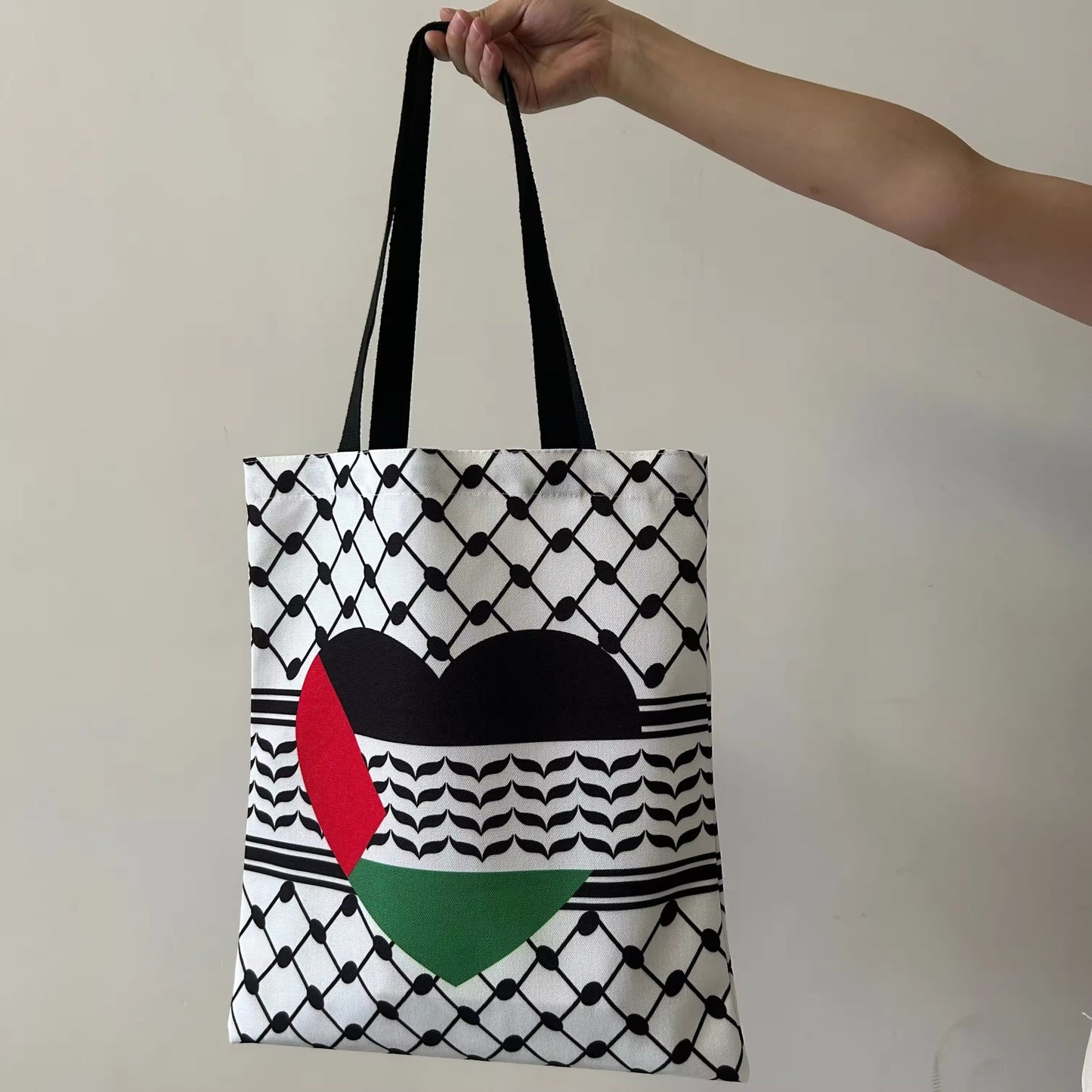 Keffiyeh Tote – Clásico Negro y Blanco con Corazón
