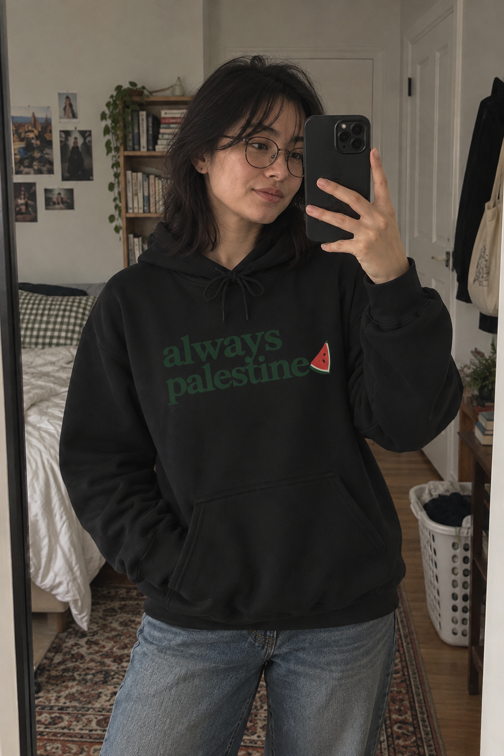 Visuel lifestyle généré par IA du sweat à capuche noir Always Palestine