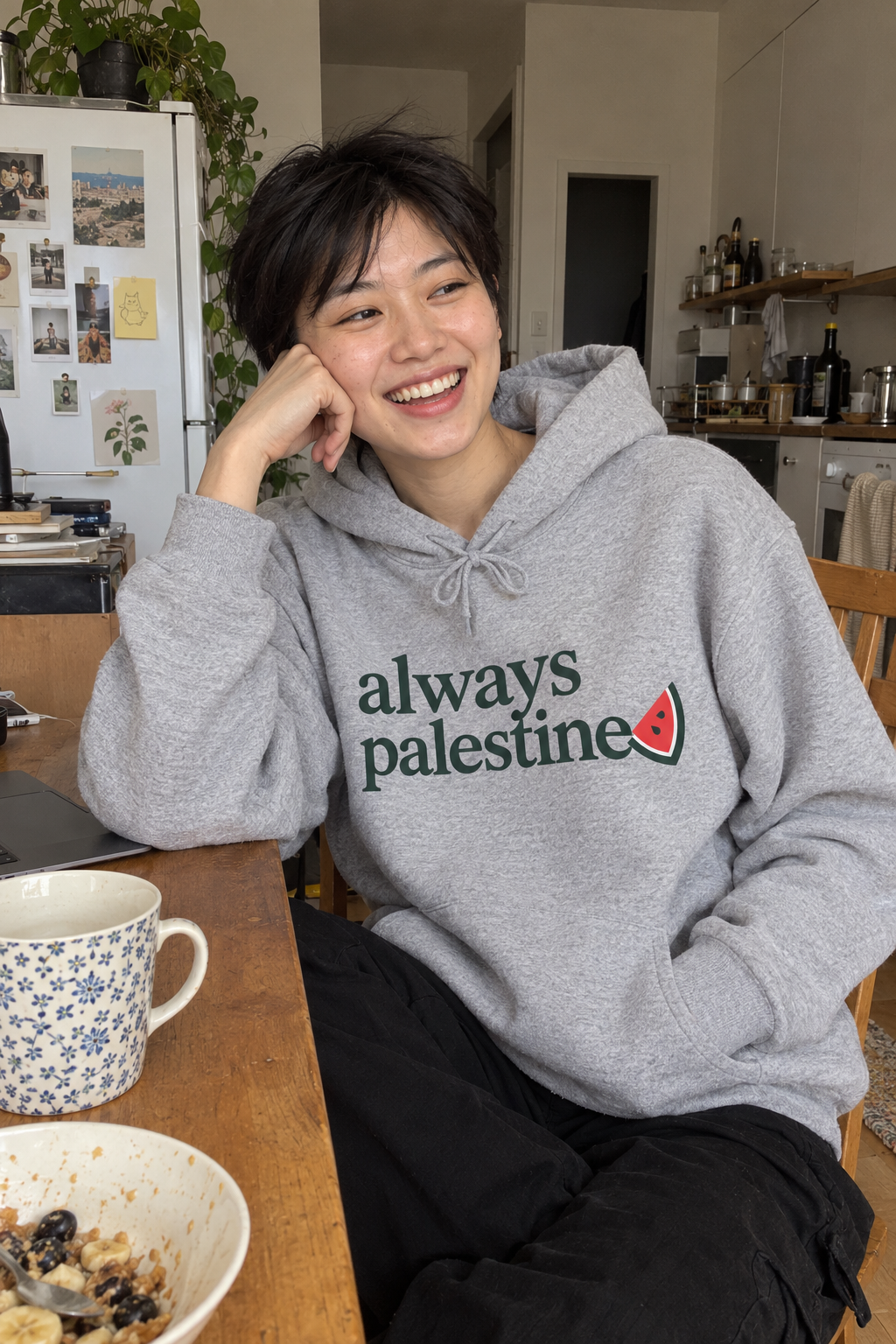 Visuel d’ambiance généré par IA du hoodie Always Palestine en gris sport
