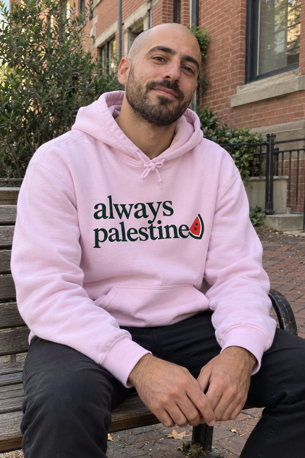 Visuel d’ambiance généré par IA du sweat à capuche Always Palestine en rose clair