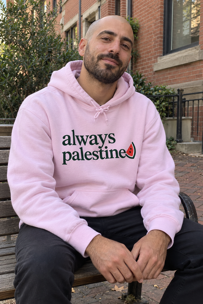 Visuel d’ambiance généré par IA du sweat à capuche Always Palestine en rose clair