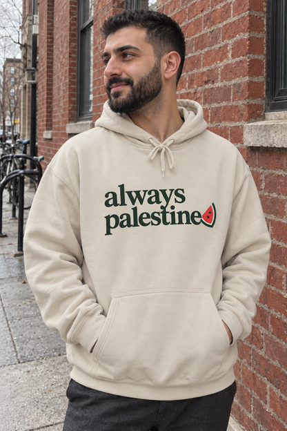 Image lifestyle générée par IA du sweat à capuche Always Palestine couleur sable