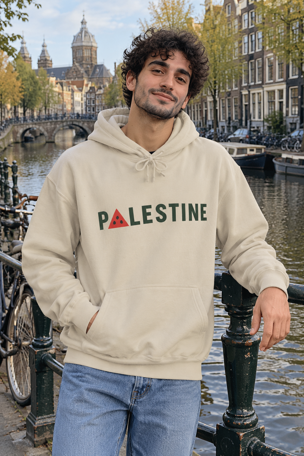 AI lifestylebeeld van de zandkleurige Palestine Watermelon Hoodie