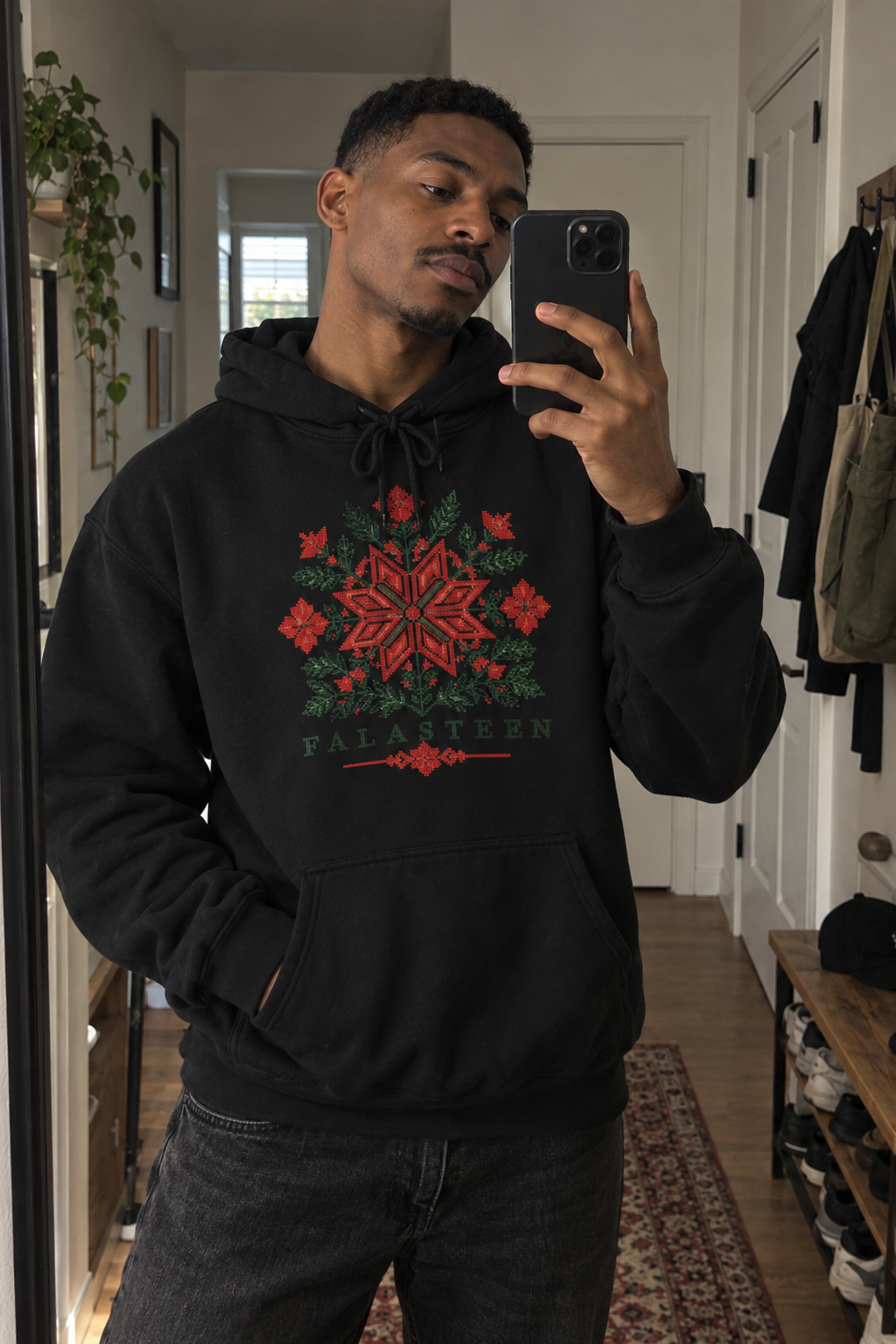 KI-Lifestylebild des schwarzen Tatreez Bloom Hoodies